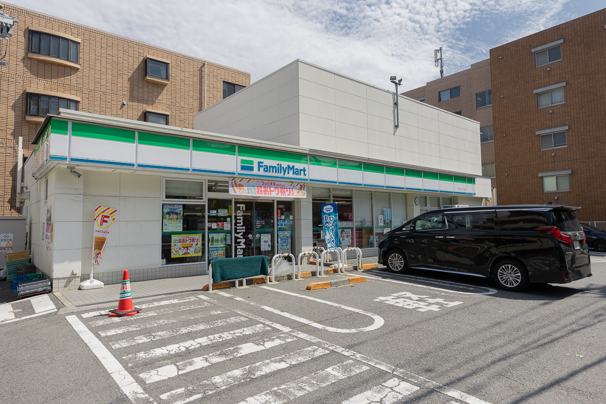 ファミリーマート世田谷二丁目店 徒歩約3分(約240m)